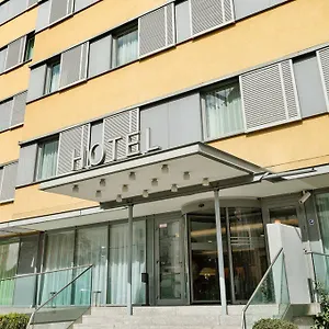 Отель Courtyard By Marriott Schoenbrunn